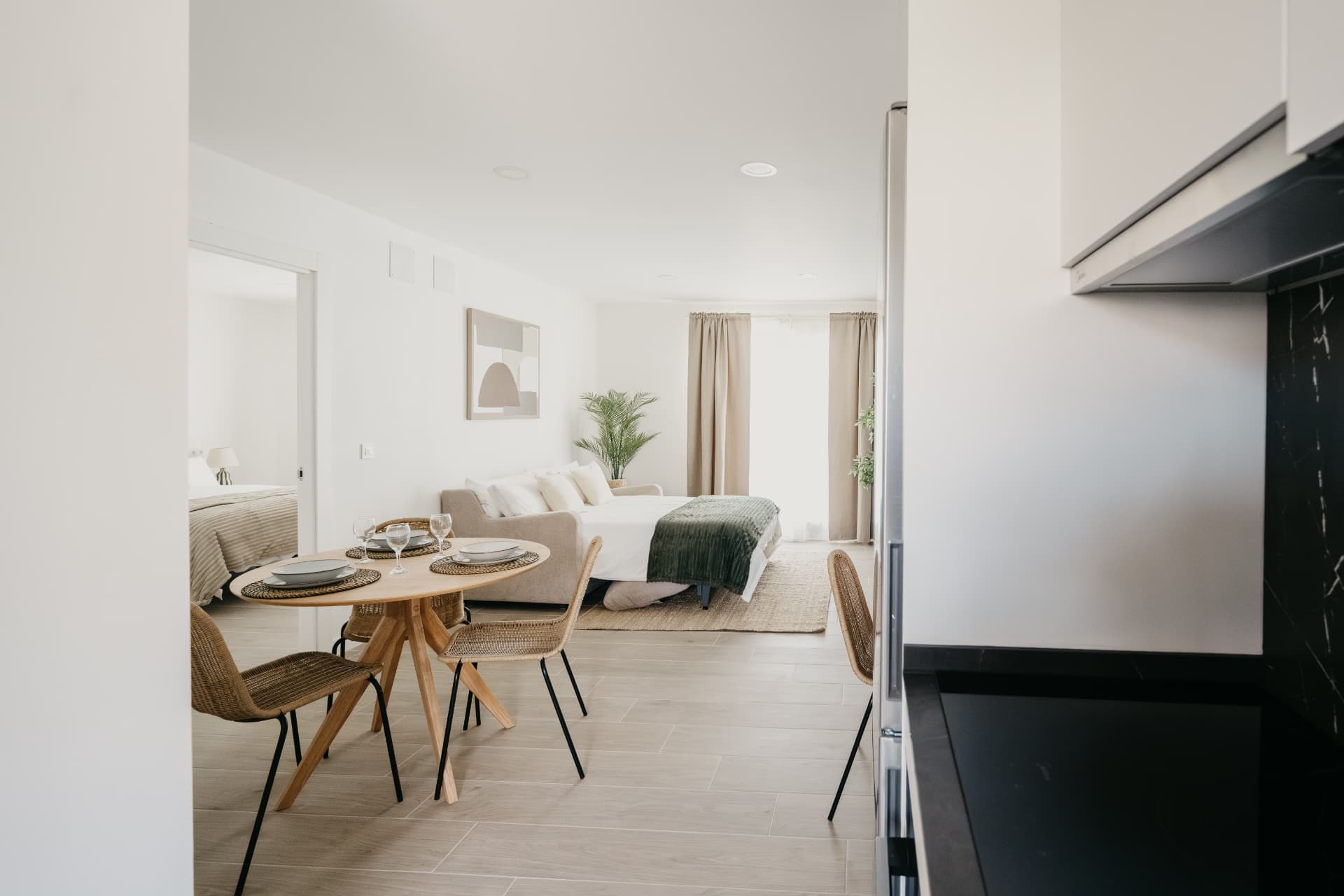 Salón de un apartamento de un dormitorio con cocina abierta