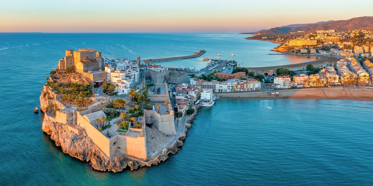 Peñíscola al anochecer: castillo y villa marinera sobre el Mediterráneo