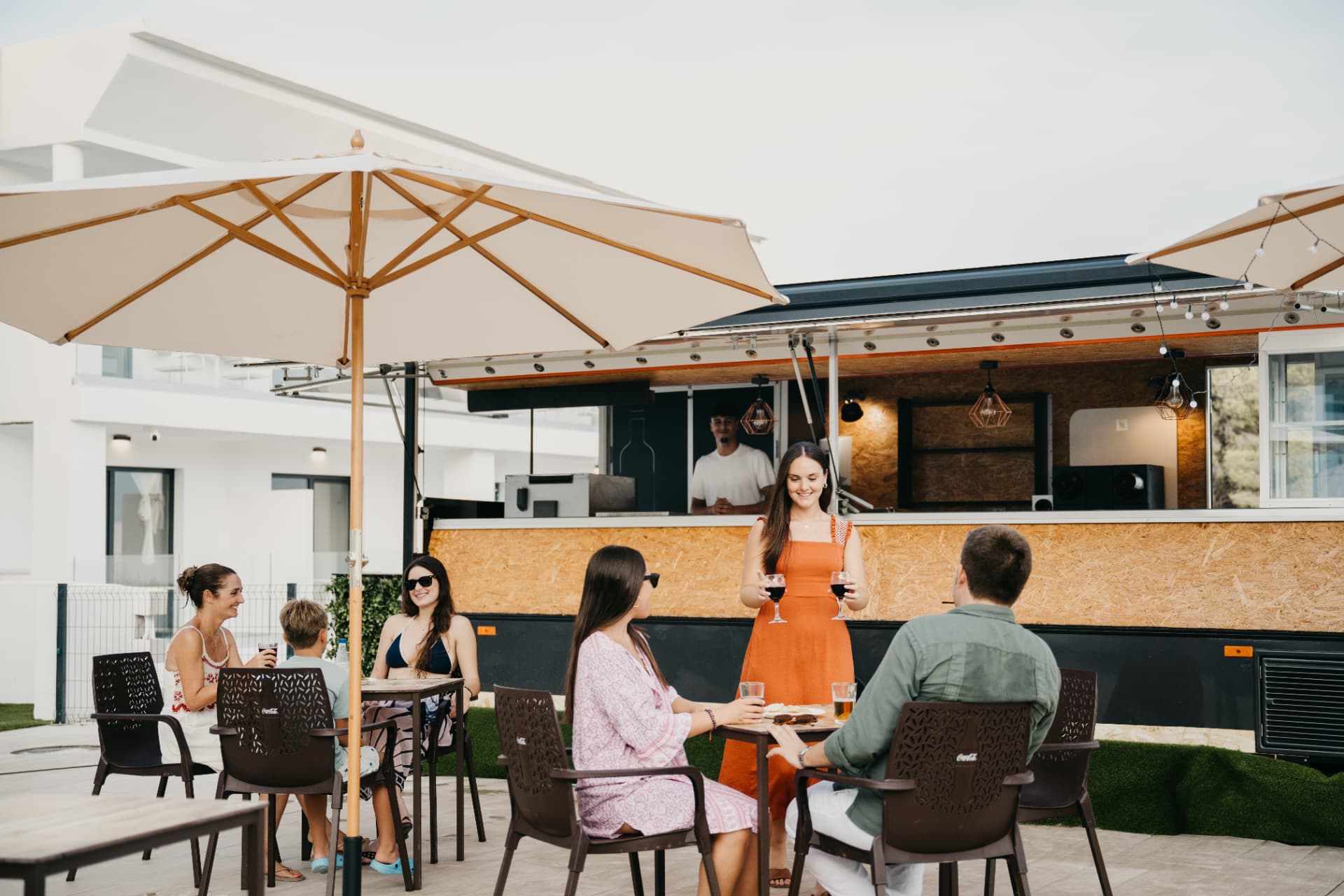 Huéspedes disfrutando del food truck en la terraza exterior