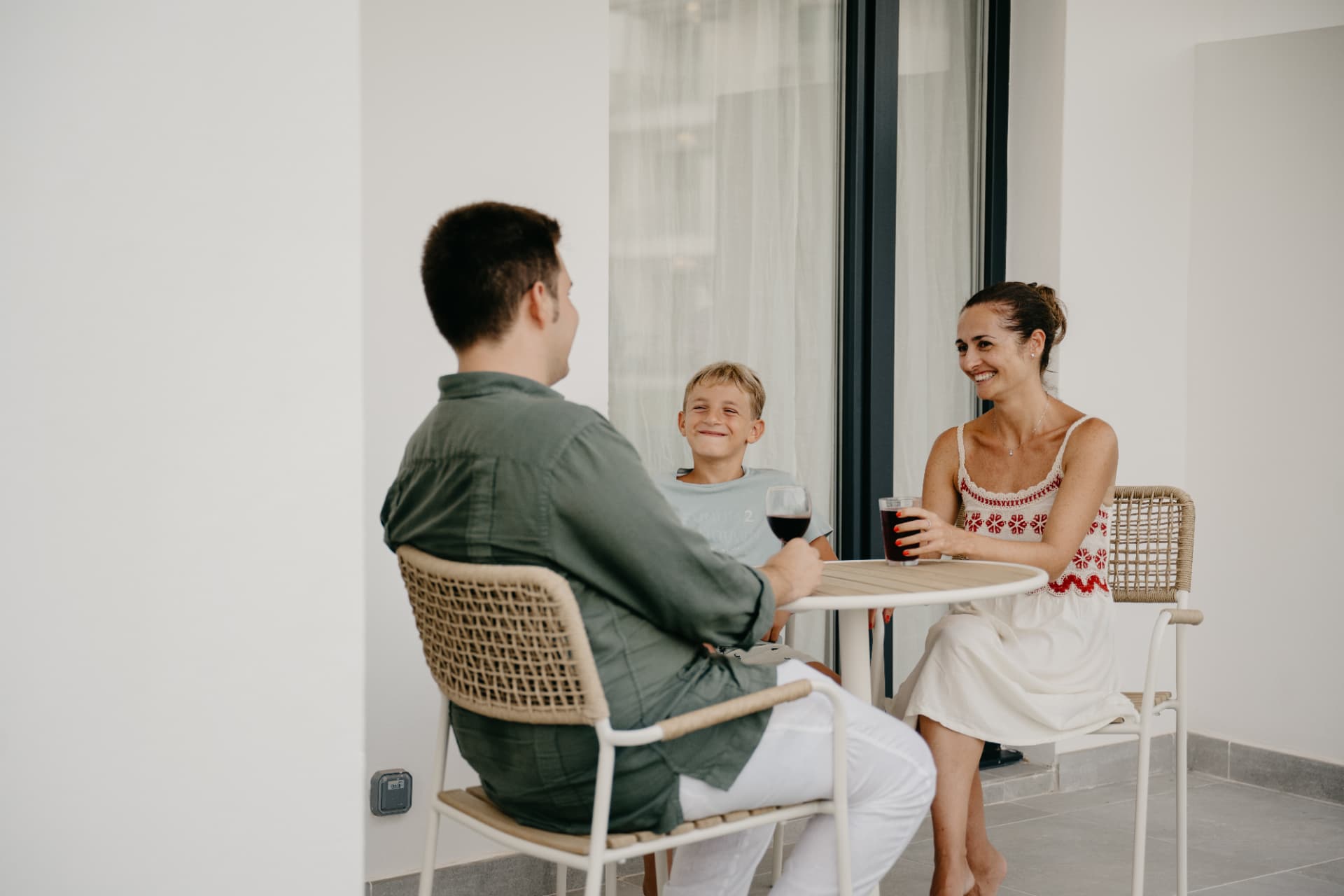 Familia disfrutando en la terraza privada del apartamento