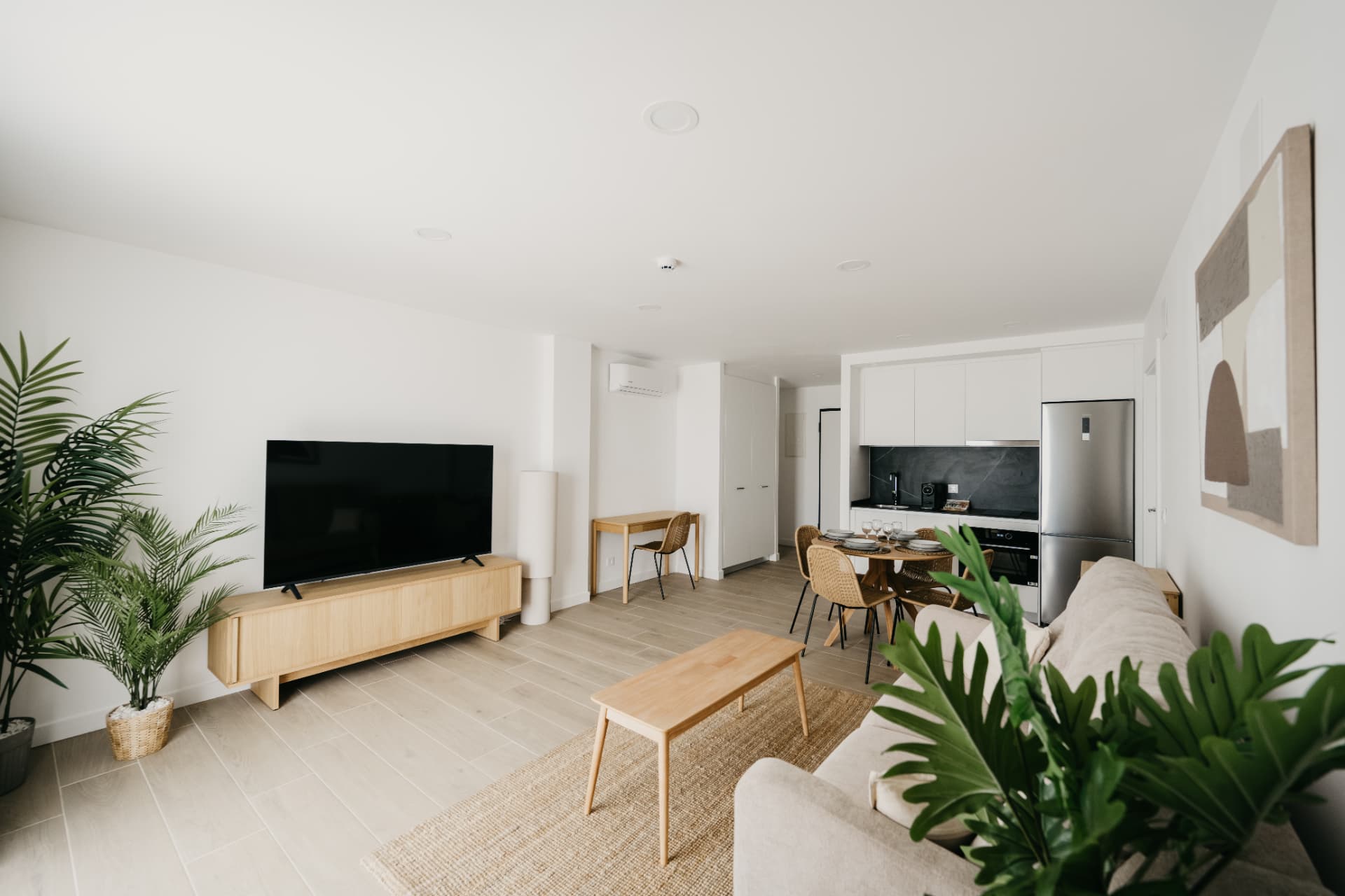 Salón comedor de un apartamento de dos dormitorios con vistas al mar