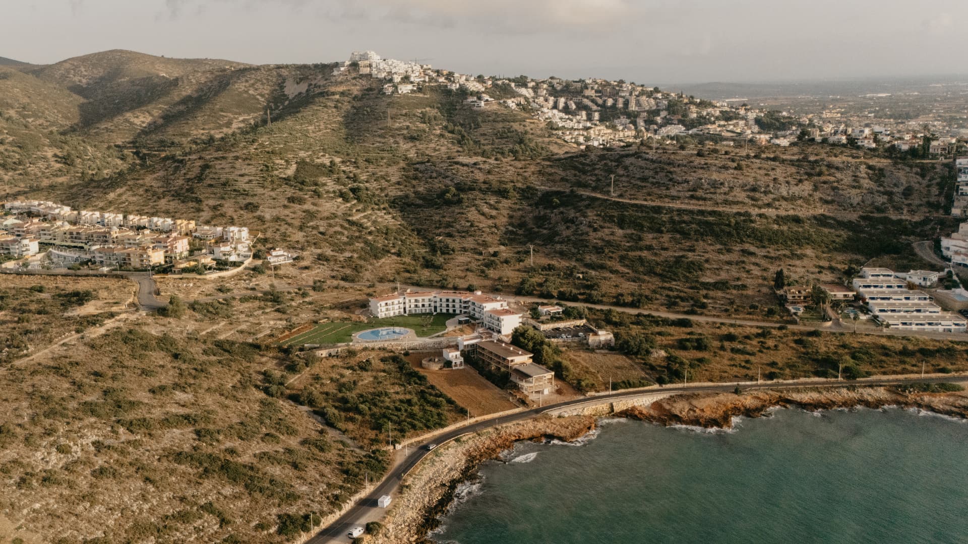 Vista aérea del complejo entre la montaña y las calas de Peñíscola