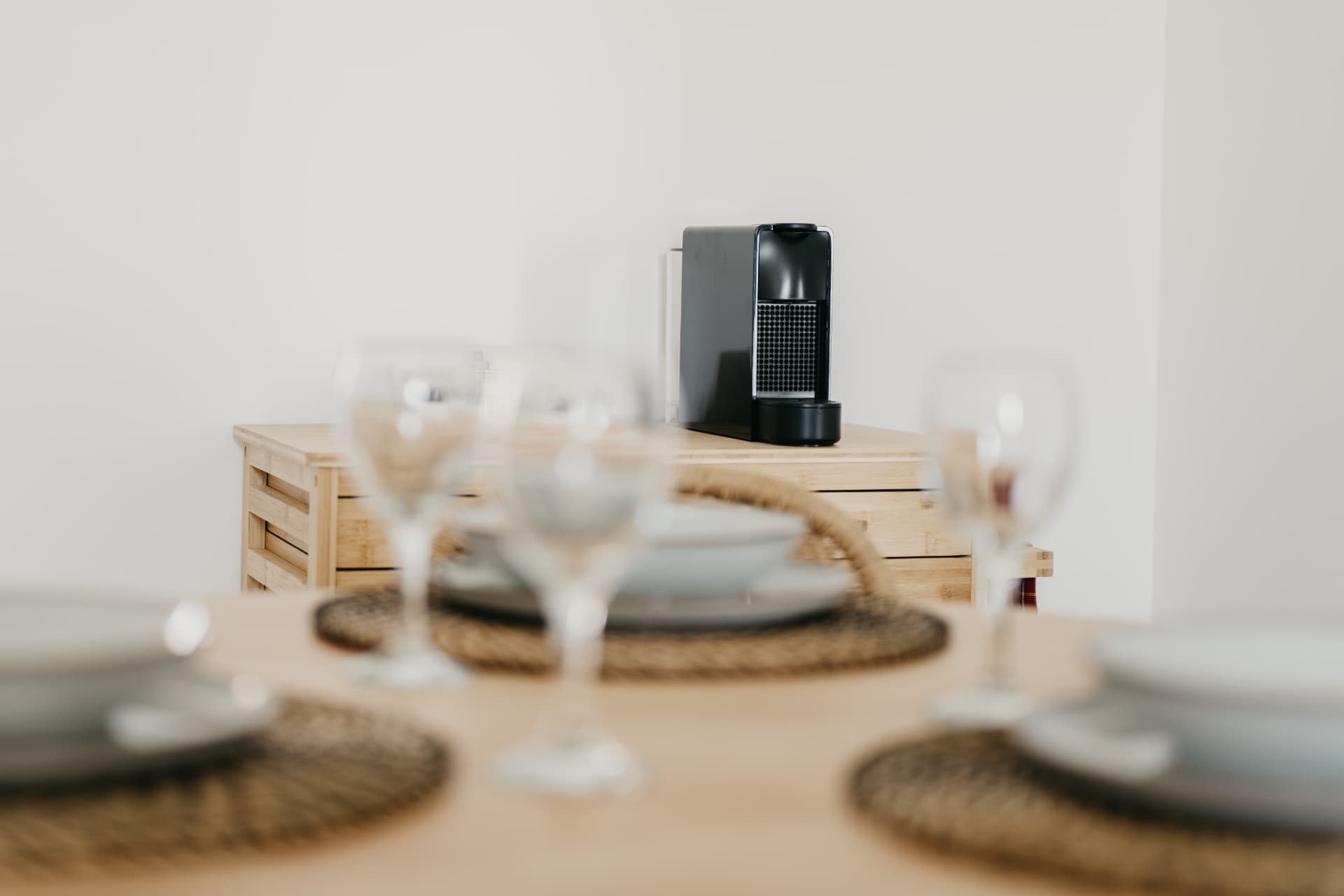 Zona de comedor de un apartamento con vistas al Mediterráneo