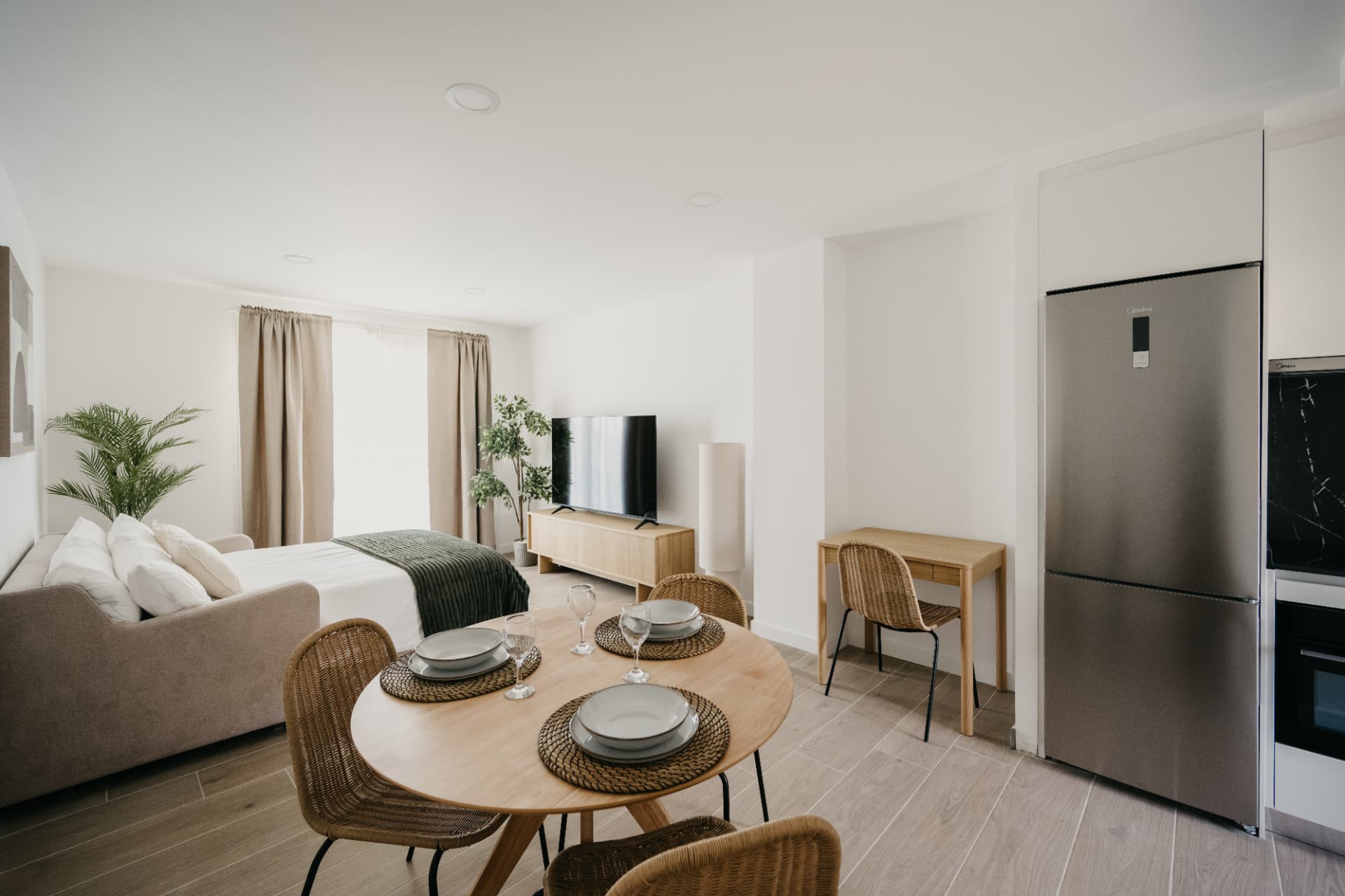 Dormitorio de un apartamento de un dormitorio con luz natural
